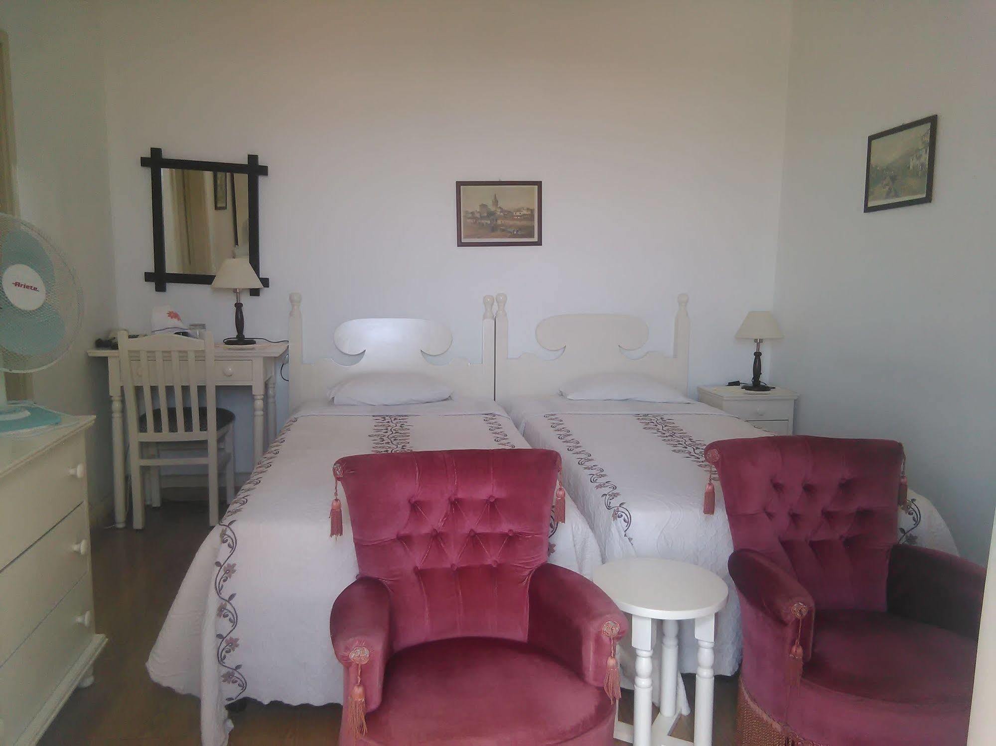 Pensao Residencial Vila Teresinha ฟุงชาล ภายนอก รูปภาพ